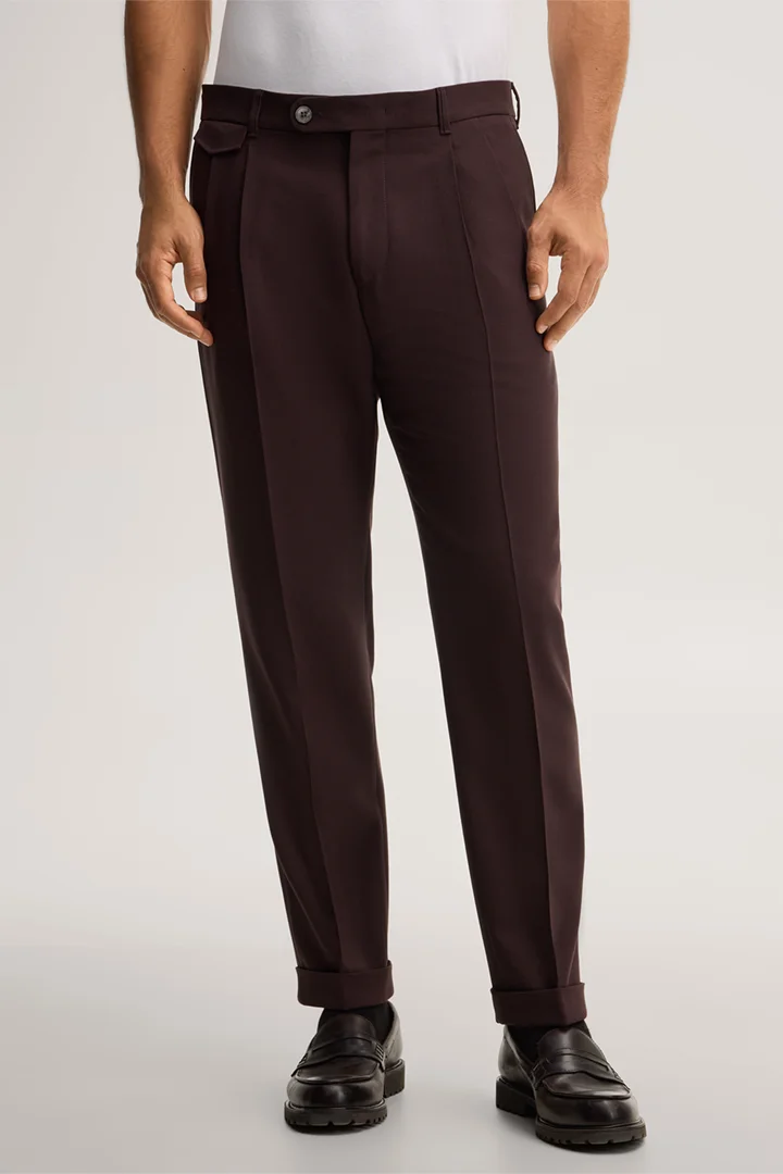 Mène à la page produit « Pantalon modulable en laine vierge à pinces à la taille, couleur rouge bordeaux »