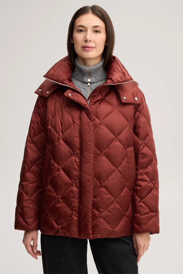 Führt zu Produktdetailseite „Nylon-Stepp-Jacke mit Stehkragen in Dunkelrot"