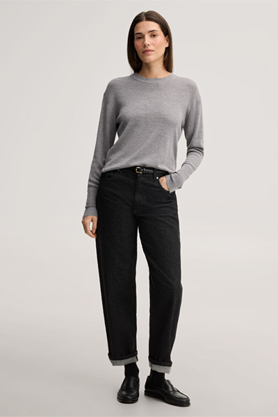 Mène à la page produit « Pull à col rond en maille fine de laine mérinos et soie, gris »