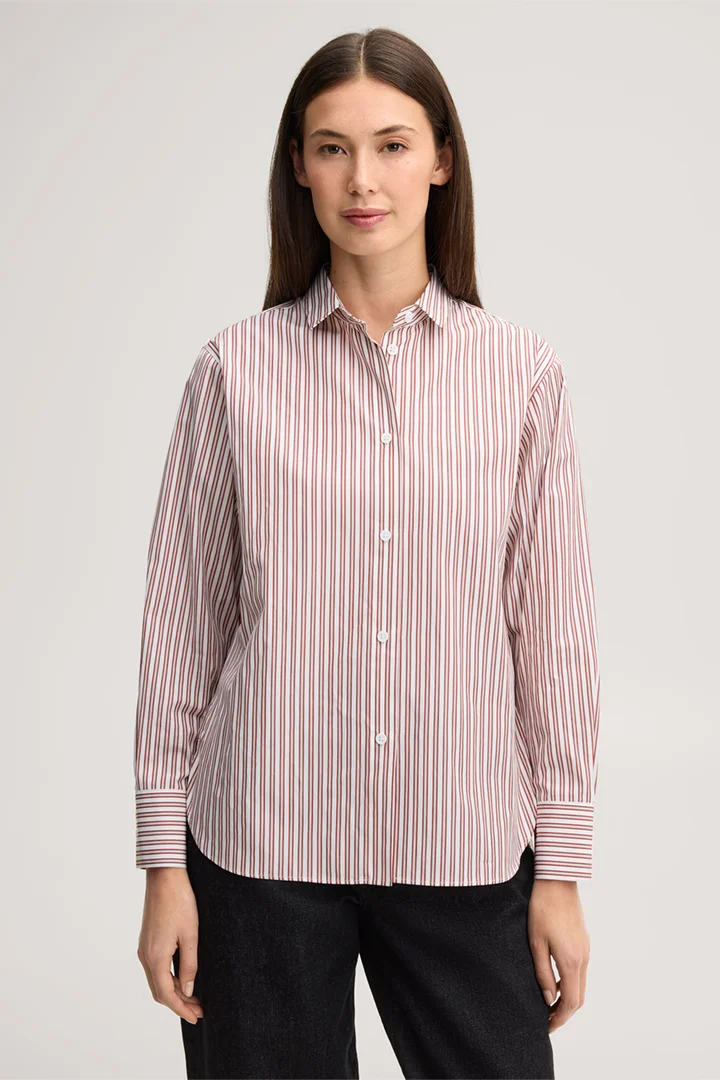 Leads to product detail page "Poplin shirt in red/ecru"