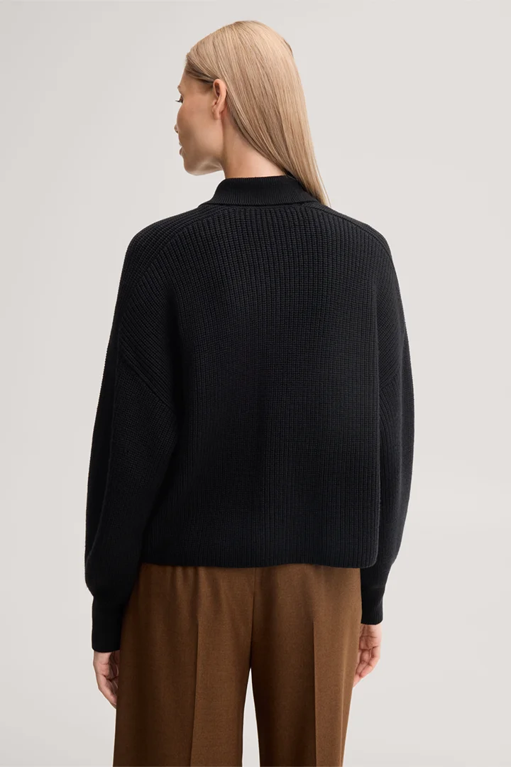 Mène à la page produit « Cardigan zippé en maille de laine mérinos, noir »