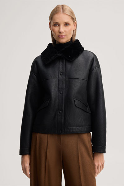 Führt zu Produktdetailseite „Lammfell-Lederjacke mit Stehkragen in Schwarz"