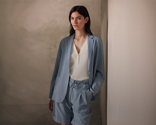 windsor-damen-blazer-und-shorts-in-blau-mit-weissen-streifen-und-bluse-in-weiss.jpg