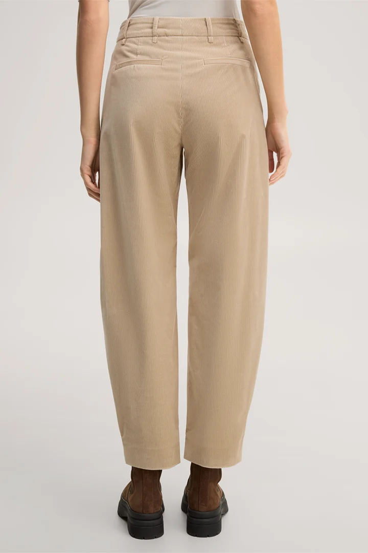 Leads to product detail page "Beige corduroy balloon trousers"