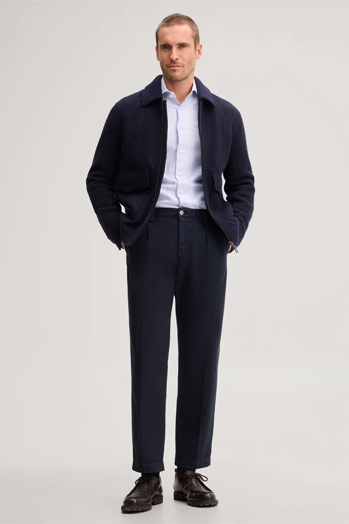 Mène à la page produit « Pantalon chino en mélange de coton à pinces à la taille, couleur bleu marine »