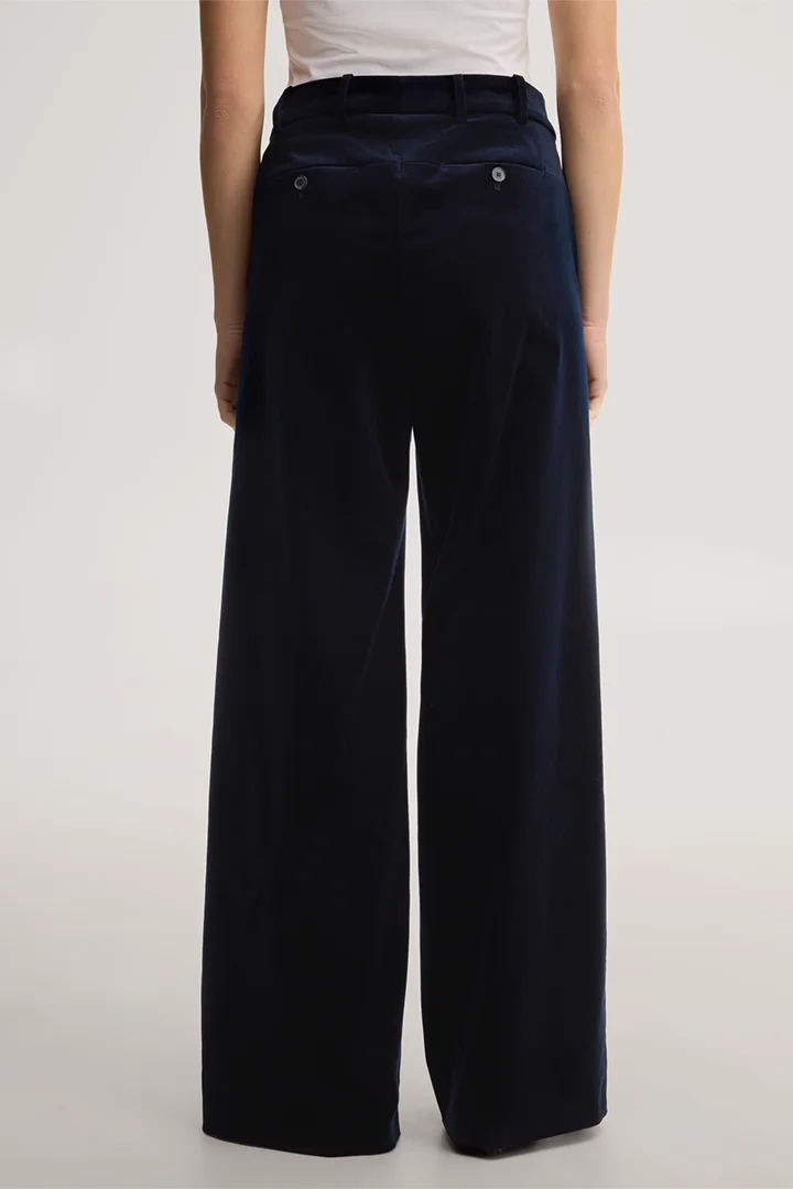 Leads to product detail page "Samt-Palazzo-Hose in Navy"
