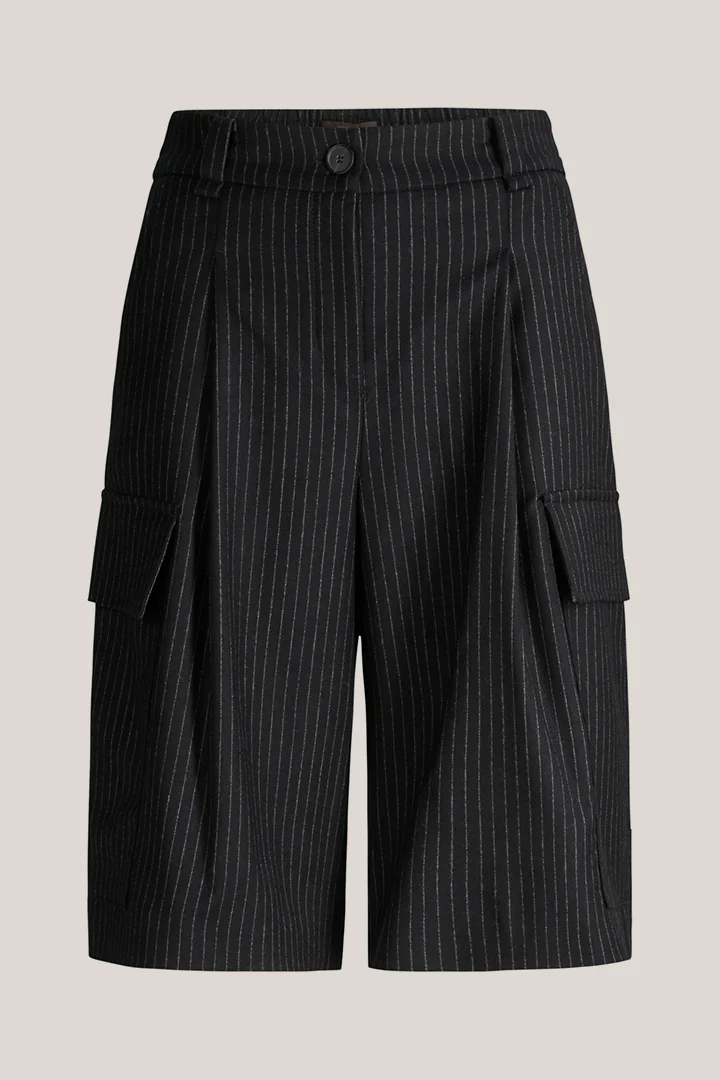 windsor. présente le produit Short en laine vierge à fines rayures, avec poches cargo, noir de la catégorie Pantalons et jeans en visuel détouré