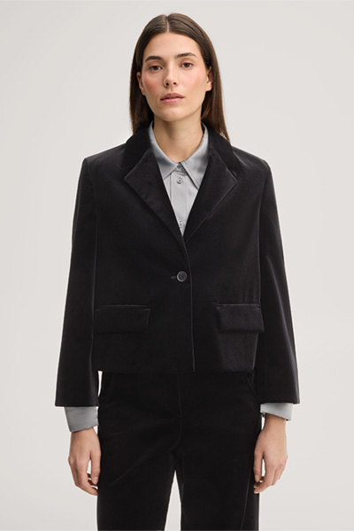 Leads to product detail page "Black velvet blazer"