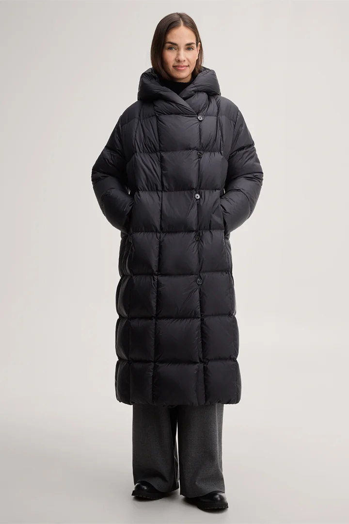 Mène à la page produit « Manteau doudoune, en noir »