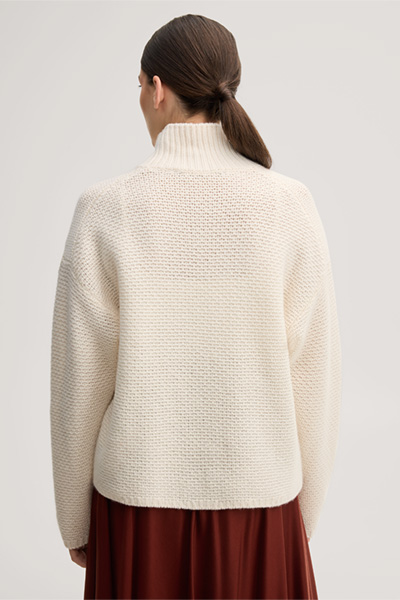 Führt zu Produktdetailseite „Cashmere-Stehkragen-Pullover in Ecru"