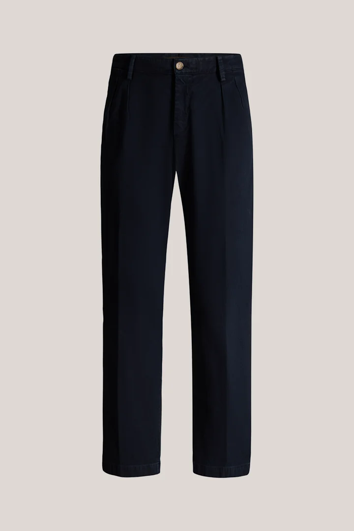 windsor. présente le produit Pantalon chino en mélange de coton à pinces à la taille, couleur bleu marine de la catégorie Pantalons modulaires en visuel détouré