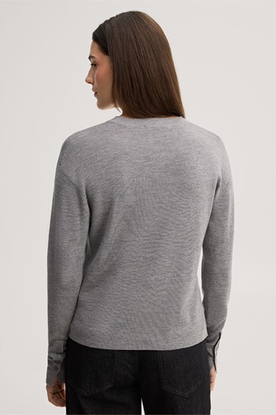 Mène à la page produit « Pull à col rond en maille fine de laine mérinos et soie, gris »