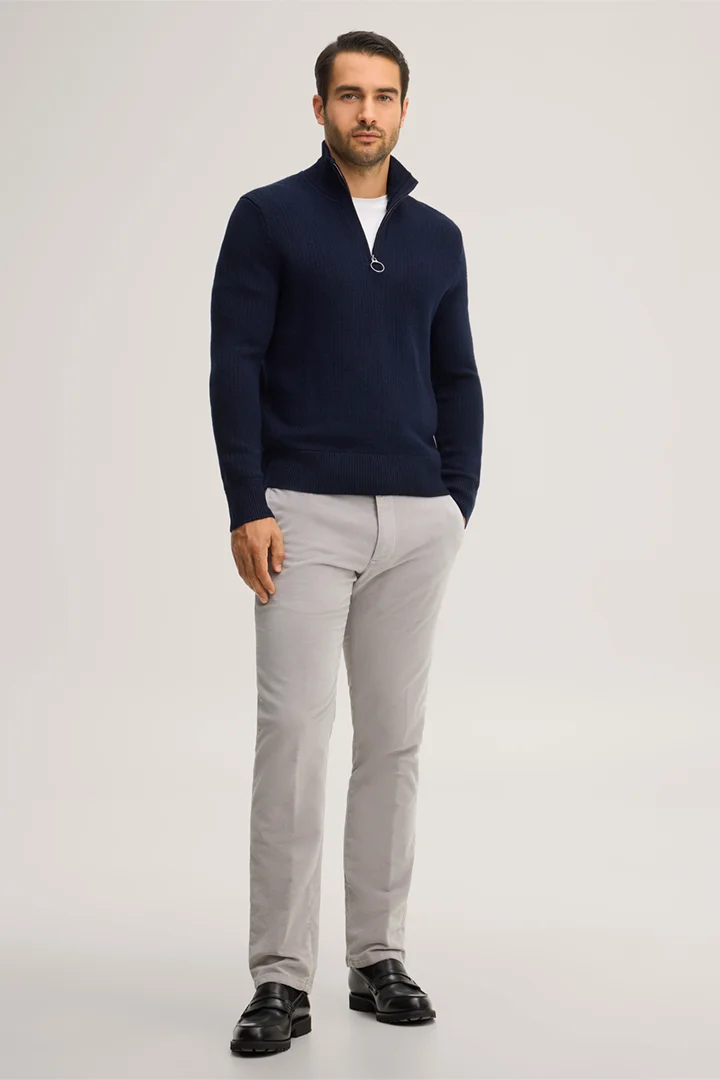 Mène à la page produit « Pull à col roulé en laine vierge, couleur bleu marine »