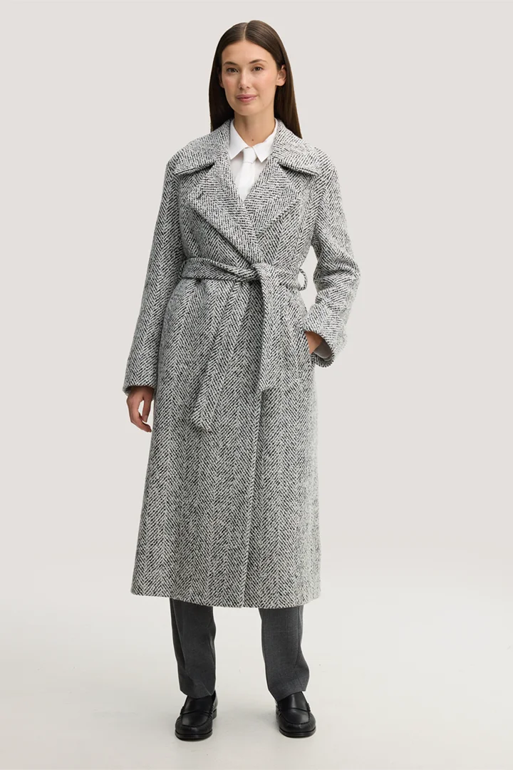 windsor. präsentiert das Produkt Wollmix-Tweed-Robenmantel in Herringbone Ecru-Schwarz-Grau aus der Kategorie Jacken & Mäntel als Outfit