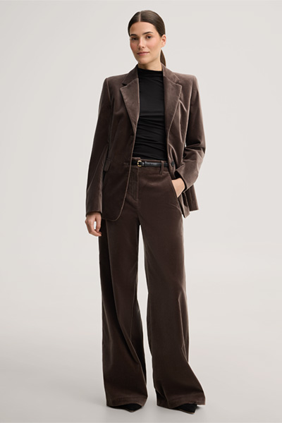 Führt zu Produktdetailseite „Lyocell-Stretch-Pullover mit Stehkragen in Schwarz"