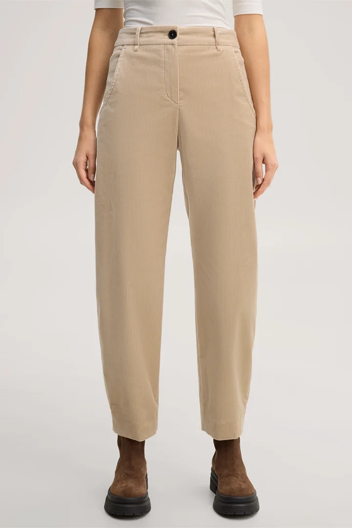 Mène à la page produit « Pantalon bouffant en velours côtelé beige »