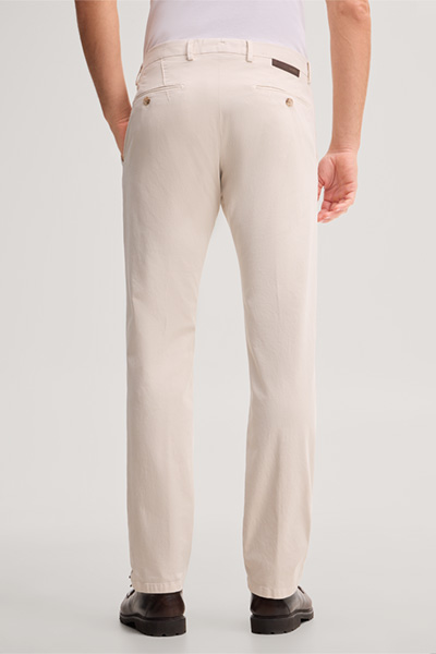 Führt zu Produktdetailseite „Baumwoll-Chino in Offwhite"