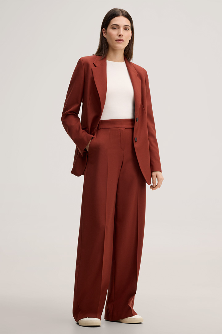Leads to look detail page “<p><strong>Shop the Look:</strong><br> Dark Red Virgin Wool Pantsuit</p>”