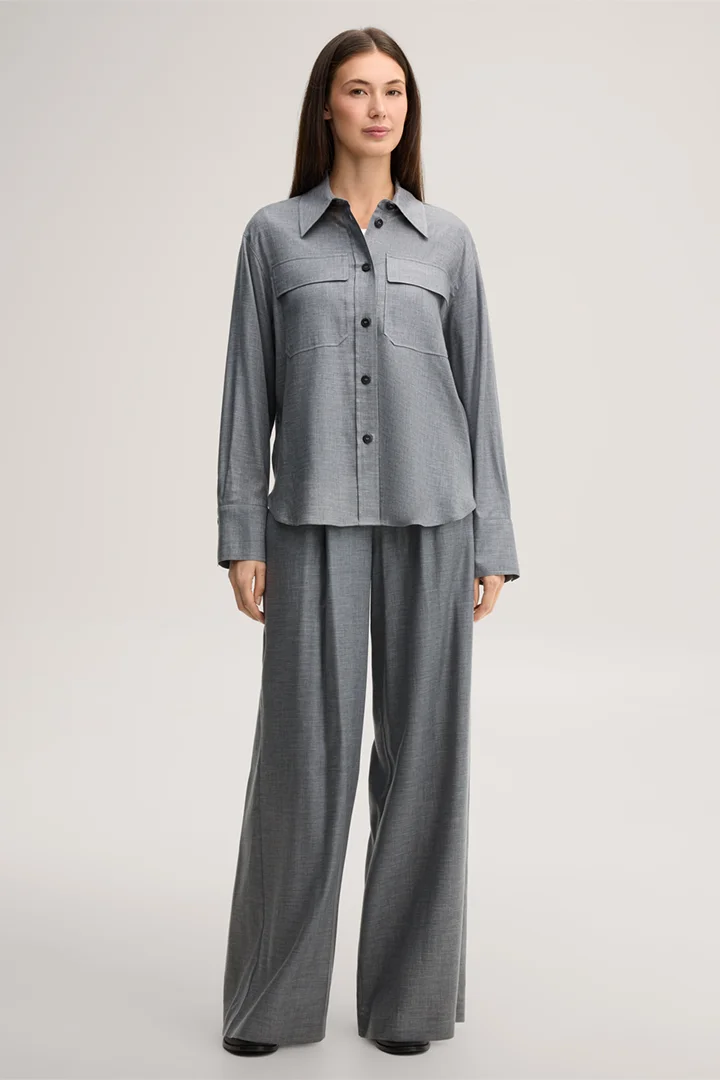 Führt zu Produktdetailseite „Flanell-Hemdbluse in Hellgrau"