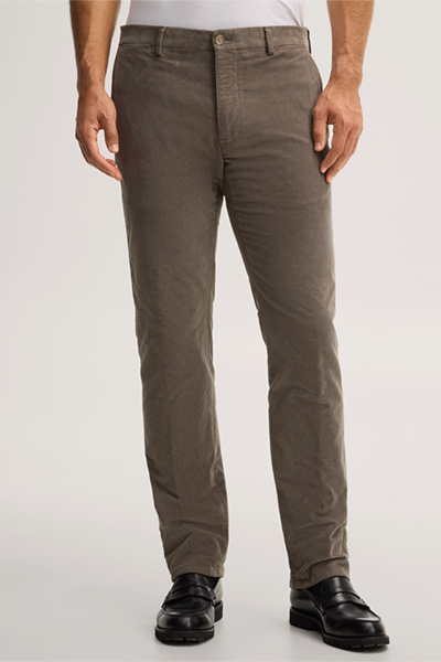 Leads to product detail page "Olive-coloured cotton chinos"