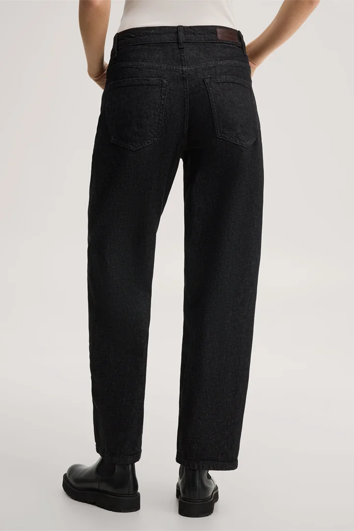 Leads to product detail page "Barrel jeans in black denim"