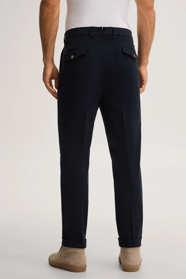 Führt zu Produktdetailseite „Cotton pants with pleats in navy"