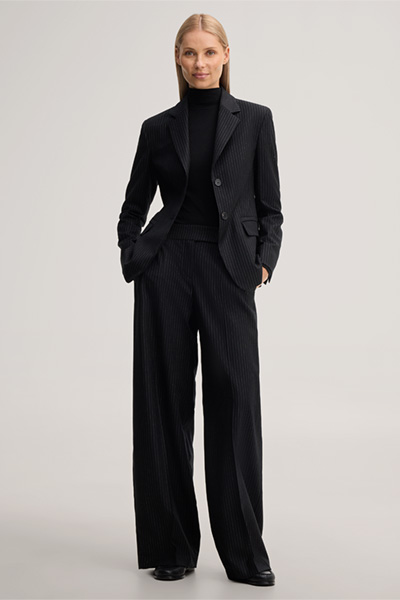 Führt zu Produktdetailseite „Schurwoll-Pinstripe-Blazer in Schwarz"