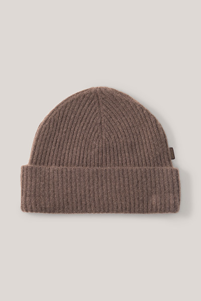 Leads to product detail page "Light brown cashmere hat"