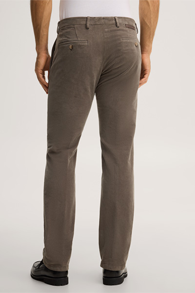 Leads to product detail page "Olive-coloured cotton chinos"