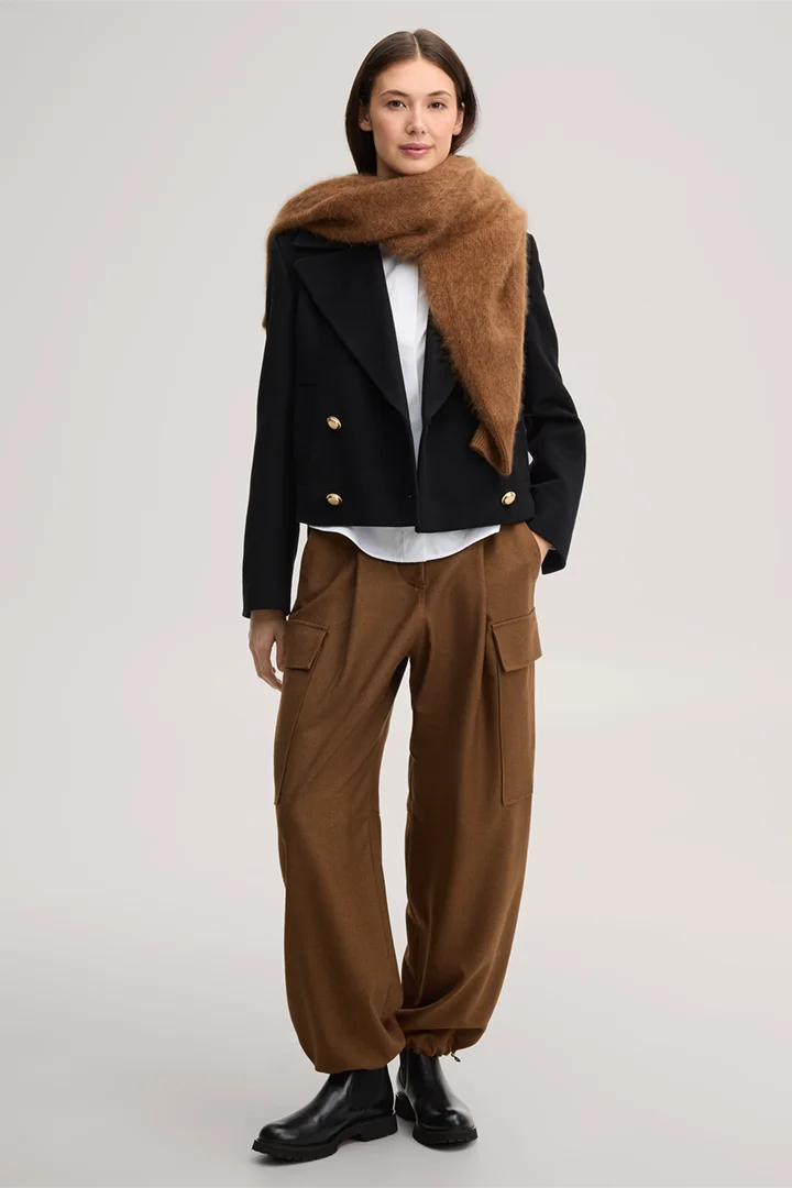 Mène à la page produit « Pantalon bouffant en mélange de laine vierge avec poches cargo, couleur marron »