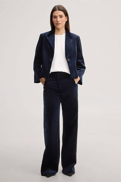Leads to product detail page "Navy blue velvet blazer"