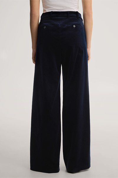 Führt zu Produktdetailseite „Samt-Palazzo-Hose in Navy"