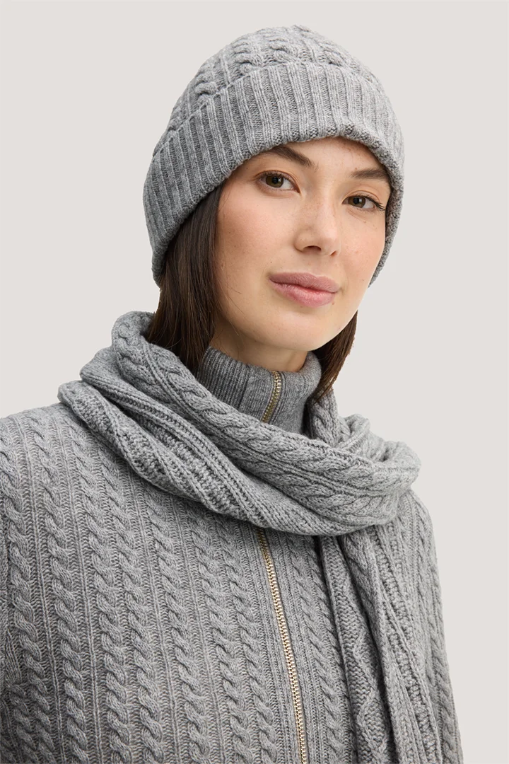 Mène à la page produit « Bonnet en laine mélangée et yak, avec motif torsadé, gris clair »
