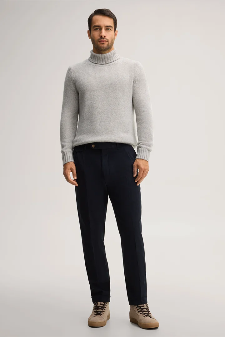 Leads to product detail page "Cotton pants with pleats in navy"