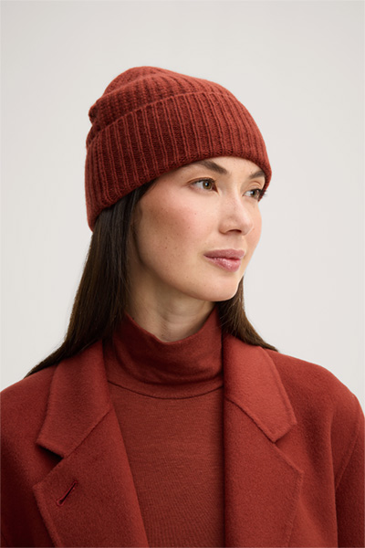 Leads to product detail page "Dark red cashmere hat"