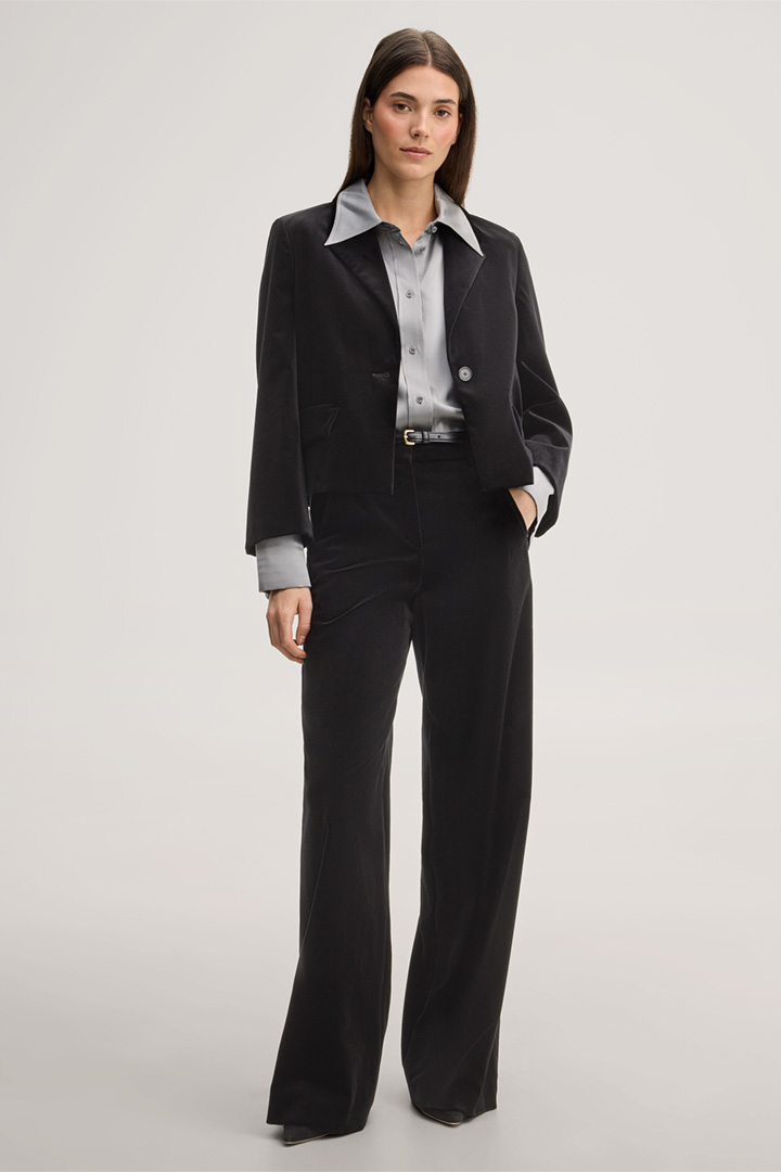 Leads to look detail page “<p><strong>Shop the Look:</strong><br> Velvet Pant Suit in Black</p>”