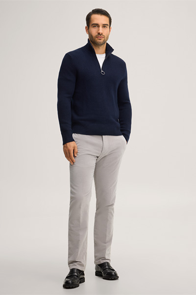 Mène à la page produit « Pull à col roulé en laine vierge, couleur bleu marine »