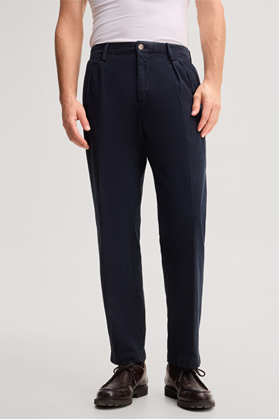Mène à la page produit « Pantalon chino en mélange de coton à pinces à la taille, couleur bleu marine »