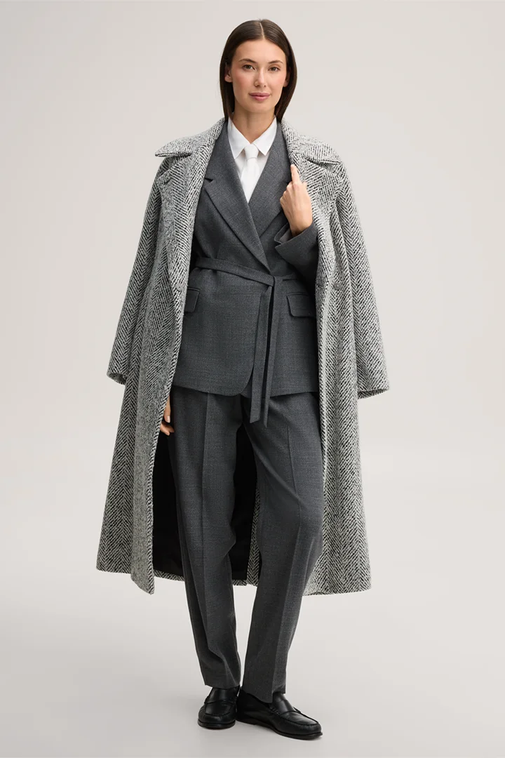 Führt zu Produktdetailseite „Wollmix-Tweed-Robenmantel in Herringbone Ecru-Schwarz-Grau"