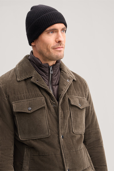 Leads to product detail page "Can Cashmere Hat in Black"