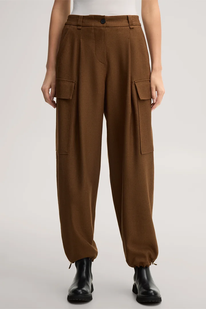 Mène à la page produit « Pantalon bouffant en mélange de laine vierge avec poches cargo, couleur marron »