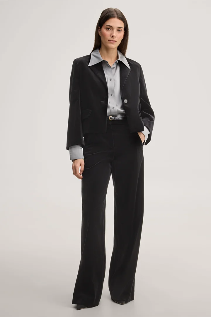 Leads to product detail page "Black velvet blazer"