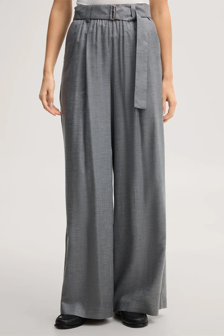 Führt zu Produktdetailseite „Flanell-Marlene-Hose mit Bundfalte in Hellgrau"