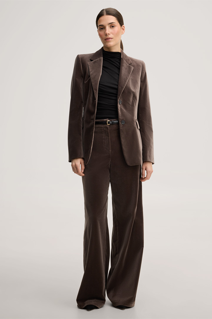 Führt zu Look-Detailseite „<p><strong>Shop the look:</strong><br> Samt-Hosenanzug in Taupe</p>“