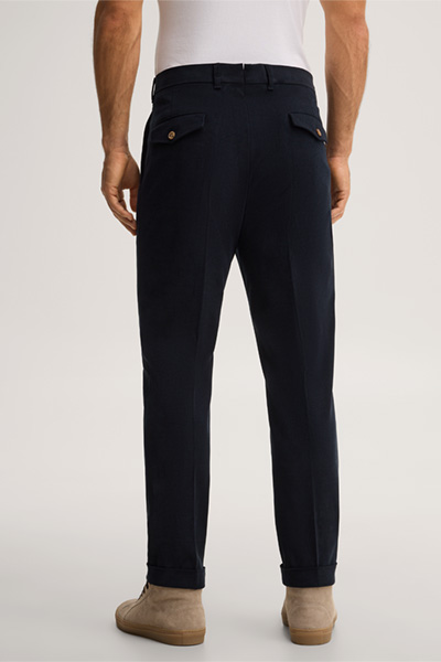 Leads to product detail page "Cotton pants with pleats in navy"