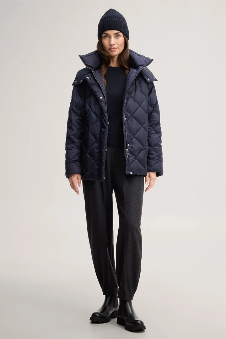 Mène à la page produit « Veste matelassée en nylon à col montant, couleur bleu marine »