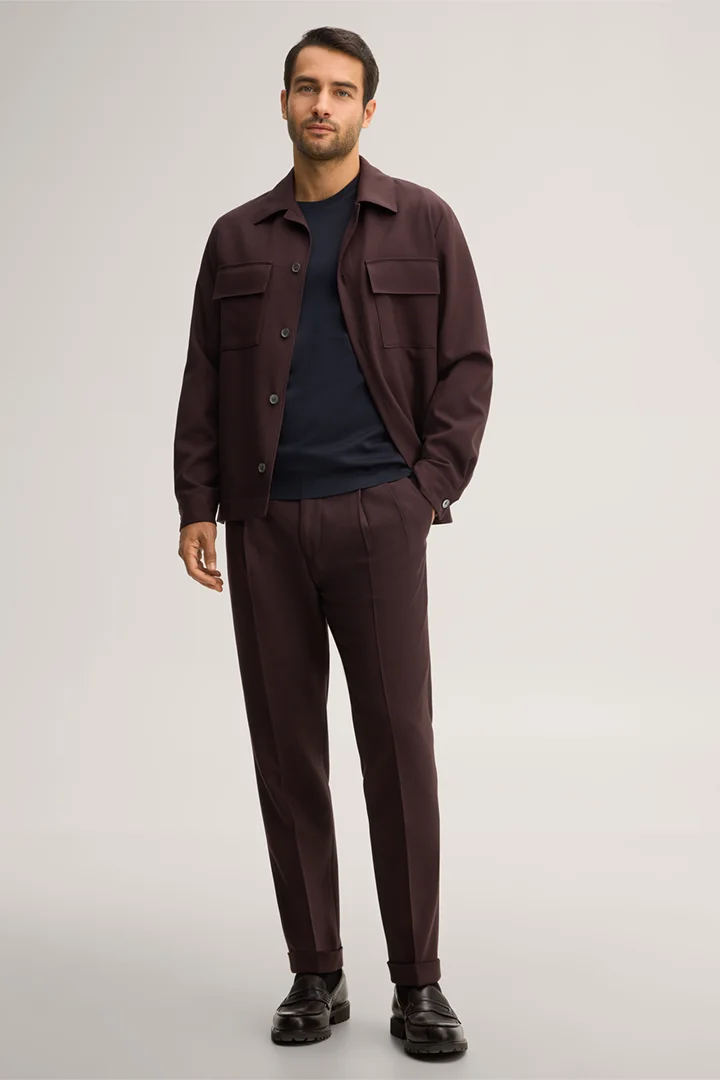 Mène à la page produit « Pantalon modulable en laine vierge à pinces à la taille, couleur rouge bordeaux »