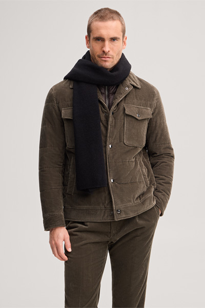Leads to product detail page "Cashmere Scarf in Black"