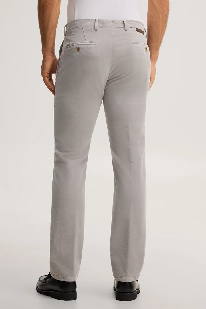 Mène à la page produit « Pantalon chino en coton gris »