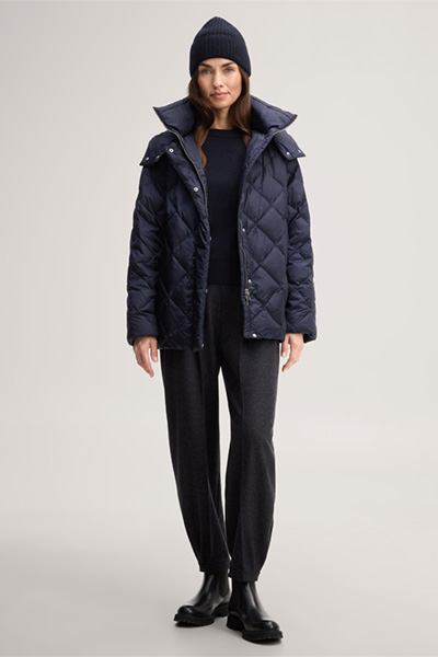 Mène à la page produit « Veste matelassée en nylon à col montant, couleur bleu marine »